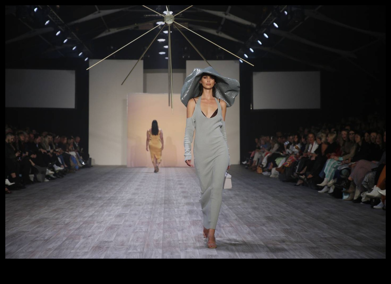 Radiant Runway: Потопете се в светлината на прожекторите на стилното съвършенство