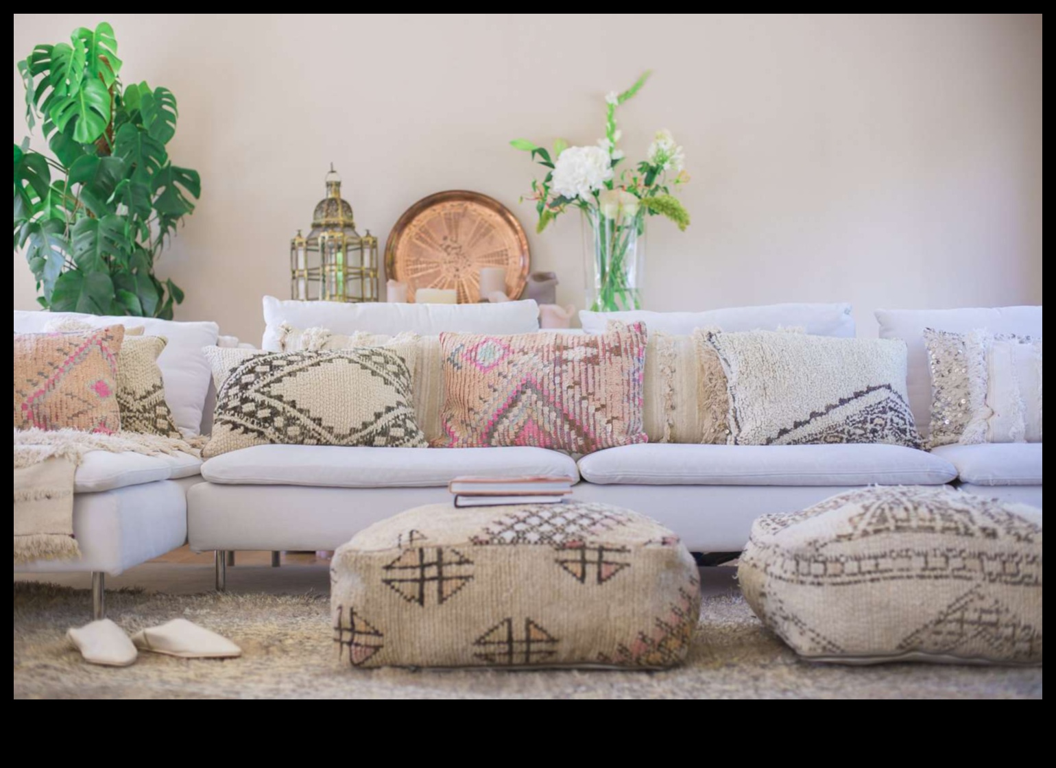 Марокански декор за всекидневна с богат текстил